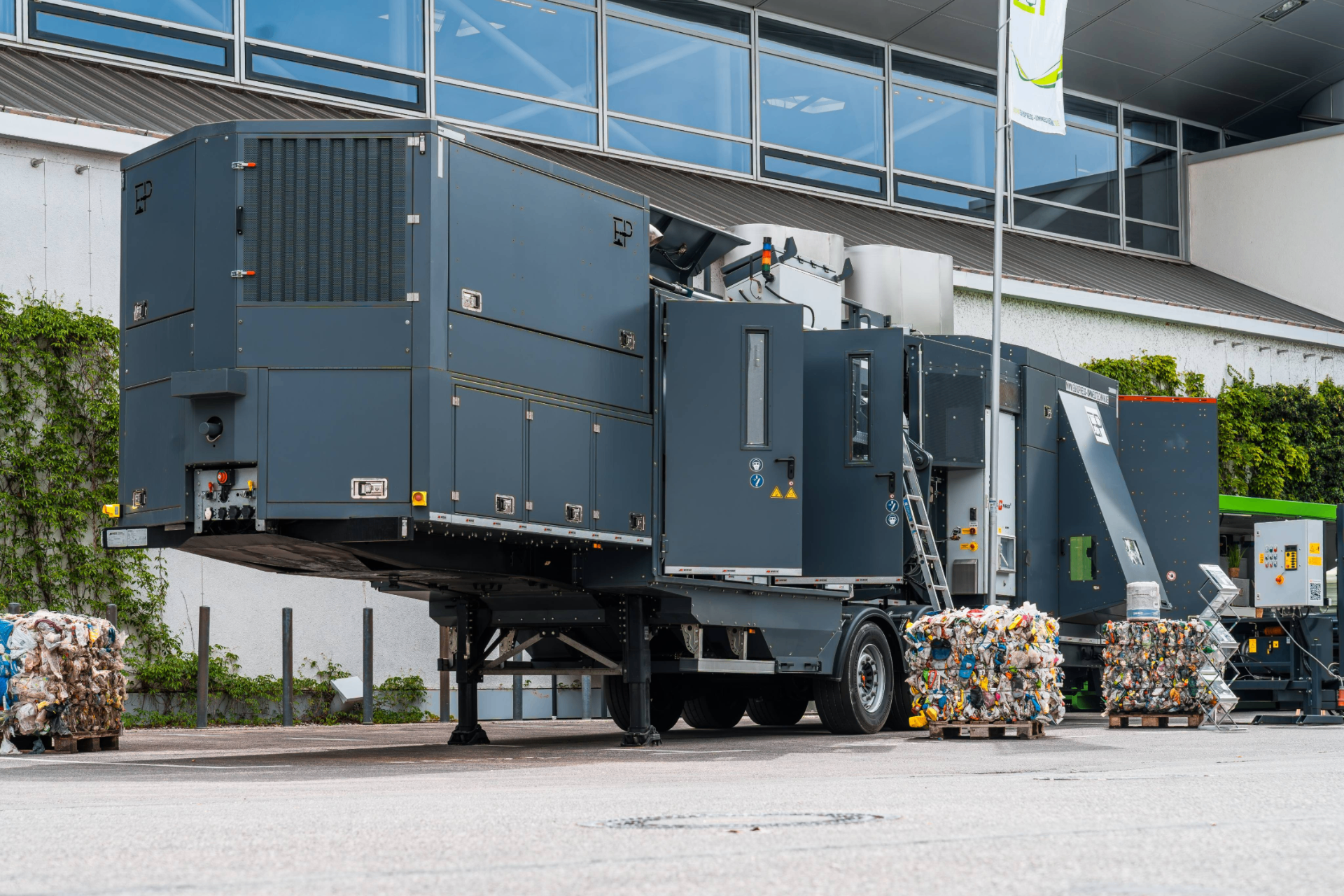 Europress Mietmobil — mobile Presse auf Trailer im Recyclinghof bei Sonnenuntergang